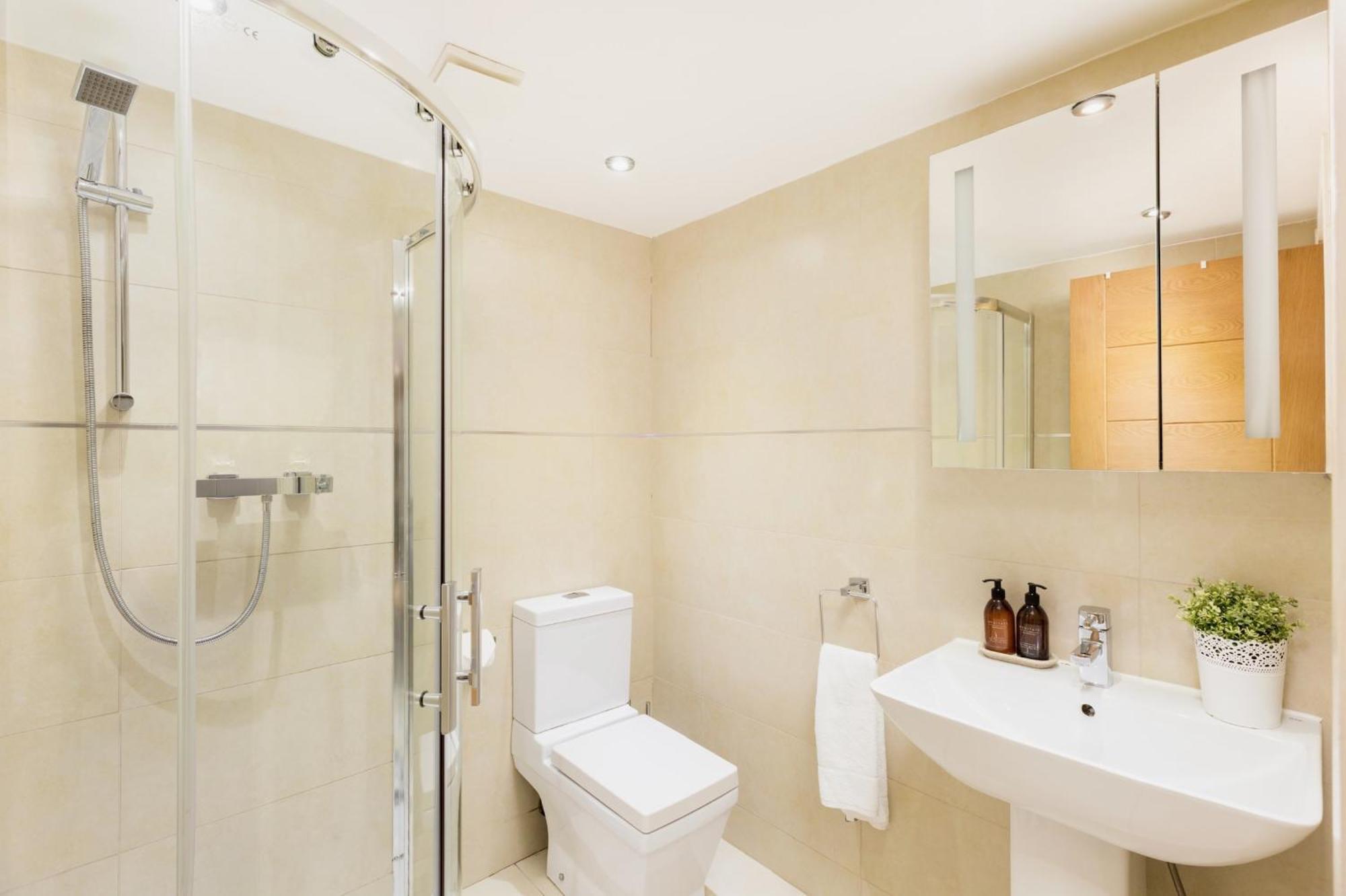High End Luxury Townhouse In Jq, 4 Bedrooms, Flat Screen Tv In All Rooms, Free Parking, Near Birmingham City Centre Deposit Required Exteriör bild